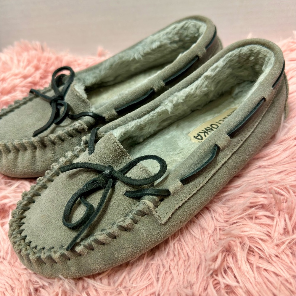 Minnetonka Cally‎ Gray Suede Moccasin Slippers Faux Fur Lining Size 7M EUC